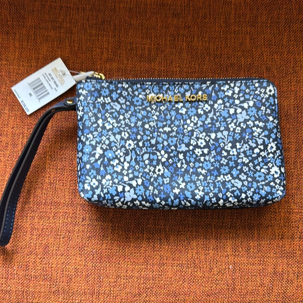 NWT Michael Kors Jet Set travel double zip writslet.